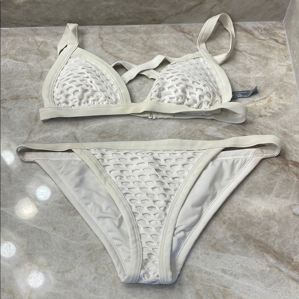 AERIE WHITE CROCHET BIKINI SET! Top :SMALL Bottom:Medium